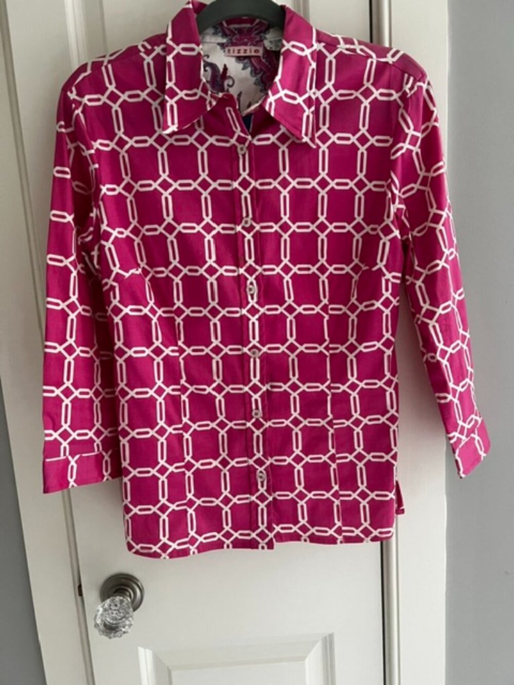 Tizzie button down top with contrasting cuffs. Size medium